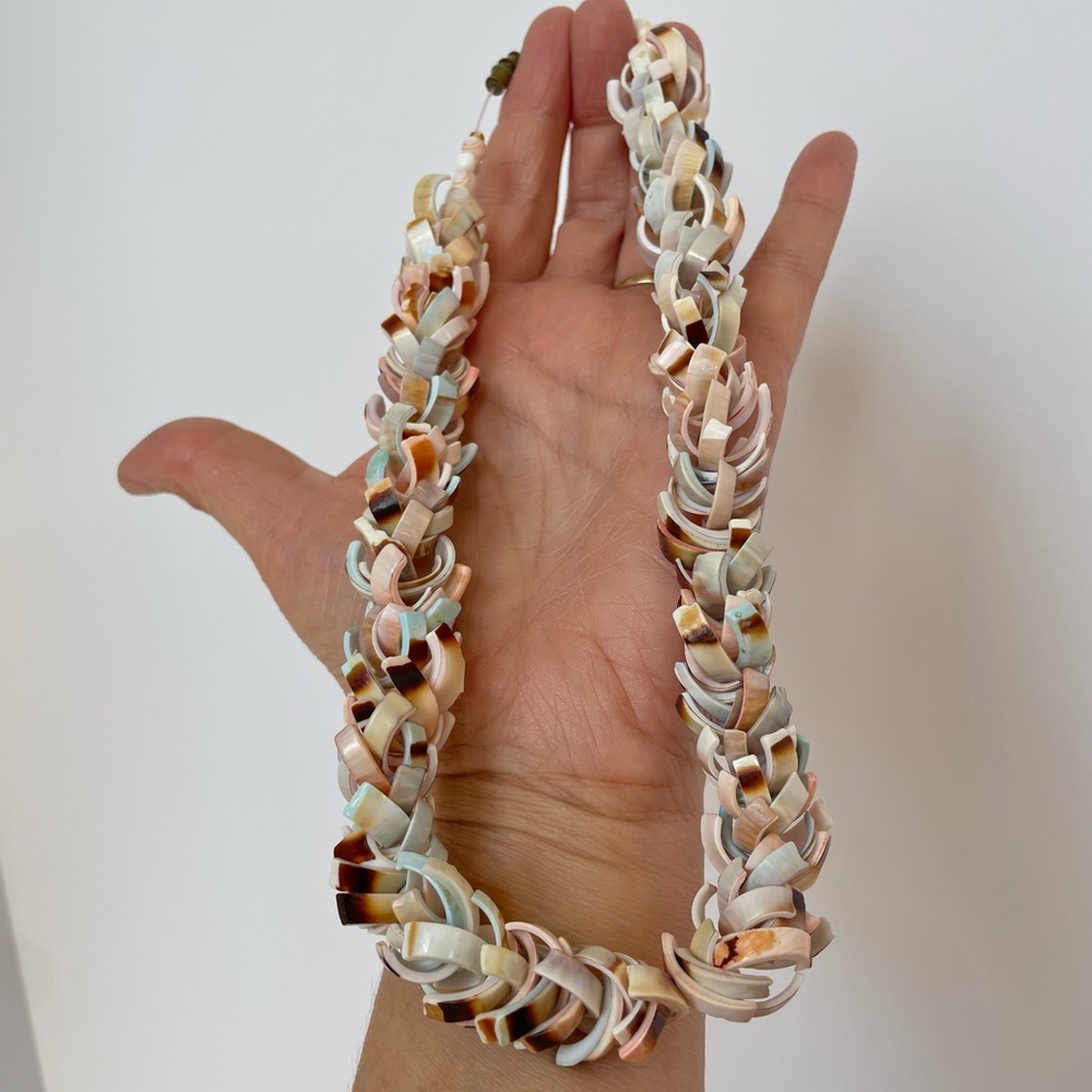 Vtg 80s Curved Clamshell Seashell Necklace, Waikiki International Market